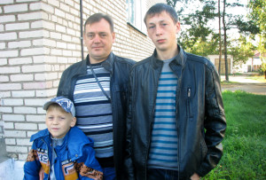 Виктор Дадеко с сыновьями Даниилом и Виталием.