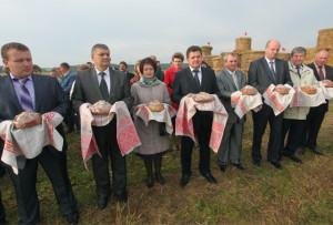 Удзельнікам «Дажынак» уручылі караваі са збожжа новага ўраджаю. 