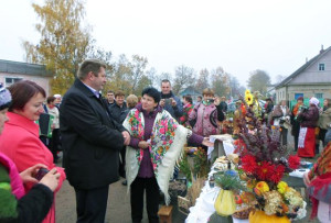 Гаспадары падвор'яў цёпла сустракалі  гасцей. І. Ф. Козел і А. Ч. Станкевіч ля падвор'я Асвейскай СШ.