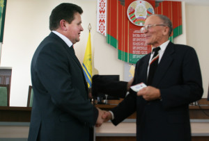 И. И. Маркович вручает медаль в честь 55-летия Кургана  Дружбы  краеведу  А. Ф. Буболо.