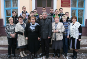 Преподаватели и учащиеся Борковичского лицея. В центре -  директор Н. А. Носков.  