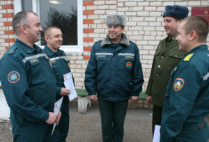 О делах службы беседуют (слева направо) прапорщики М. В. Залетило и А. В. Губский, начальник областного управления МЧС полковник В. И. Чекан, начальник районного отдела МЧС подполковник В. Н. Кришталевич, старшина А. Ю. Шкетик.