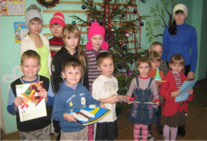 Активисты Шайтеровской СШ  с воспитанниками детского сада.