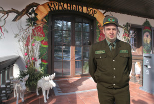 Директор охотхозяйства «Красный Бор» Степан Николаевич Габрусёнок радушно встречает гостей.