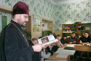 Отец Владимир рассказывает школьникам об основах христианской морали.