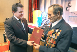 Поздравления от председателя райисполкома И. И. Марковича принимает  И. П. Пудов.