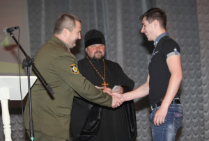 Служить достойно Игорю Карасёву из Верхнедвинска желают военком района А. А. Ганус и отец Валентин.