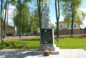 Памятник пограничникам в городском сквере.