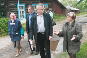 О. А. Федоренко (в центре) рассказал владельцам частных подворий о порядке очистки водоотводных каналов.
