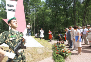 Участники встречи возложили гирлянды к памятникам подпольщикам и партизанам. 