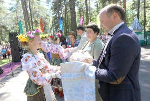 Хлеб-соль гасцям з Расіі і Латвіі. 