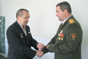 Медаль А. А. Ганусу вручает региональный представитель международной ассоциации ГСВГ В. В. Иванов.