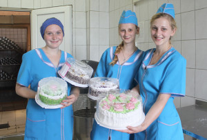 Вот такие аппетитные изделия мастерят кондитеры (слева направо) Виктория Сачивко, Екатерина и Марина Глатёнок.