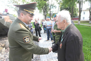 А. А. Ганус вручает медаль бывшему десантнику И. В. Станкевичу.
