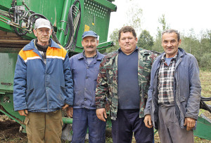 На уборке картофеля работают: Л. Авчинников, А. Харченко (помощники комбайнеров), Э. Курилёнок и В. Скачков (комбайнеры). 