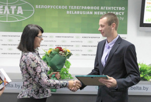 Награду вручает начальник управления по делам молодёжи Министерства образования Наталья Пшеничная. 