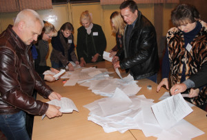 Падлік бюлетэняў на Верхнядзвінскім-Цэнтральным участку для галасавання № 2.