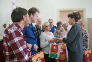 Т. В. Севалкина вручает  гостям из Голландии белорусские сувениры.
