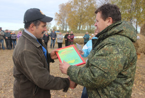 И. И. Маркович (справа) вручает диплом одному из победителей конкурса - механизатору  В. П. Морозу из СП «Кохановичи». 
