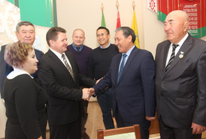 Председатель райисполкома И. И. Маркович приветствует делегацию г. Капшагай во главе с заместителем акима А. Н. Калкабаем.