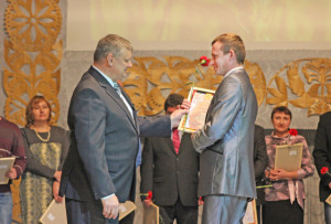 В. В. Быков поздравляет с наградой главного зоотехника СП «Верхнедвинский» С. В. Вильчика.