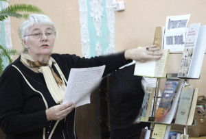С экспонатами книжной выставки знакомит библиотекарь В. А. Антонова.