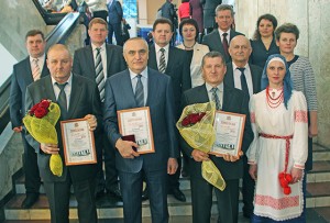 Лауреаты звания «Человек года Витебщины-2015» (в первом ряду слева направо) И. И. Почёпко, Н. Н. Воробей, А. К. Гущик с членами верхнедвинской делегации.