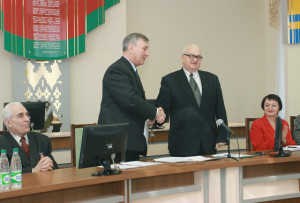 В. Е. Яковлев поздравляет вновь избранного председателя районного совета ветеранов М. Я. Добранова.