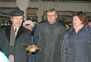 (Слева направо)  А. М. Лапотко, В. В. Быков, Ж. Л. Тарлецкая во время посещения фермы «Дёрновичи».
