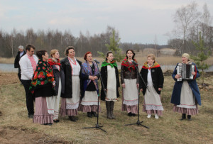 Святочны абрад упрыгожвалі песнямі артысты Бігосаўскага СДК.