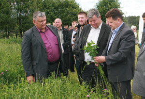 І. І. Марковіч (справа) і ўдзельнікі семінара азнаёміліся з ходам корманарыхтоўчай кампаніі. 