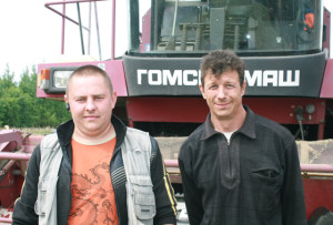 На «зялёным» жніве выдатна працуюць (злева направа) Юрый Чарвінскі і Віктар Казлоў.
