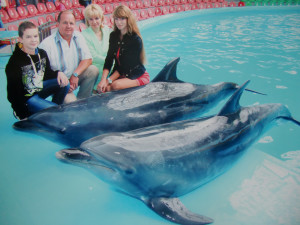 Семья Зайцевых во время посещения дельфинария.