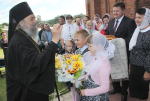 Председатель райисполкома И. И. Маркович и прихожане встречают архиепископа хлебом-солью.