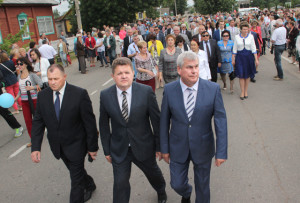 Праздничную колонну возглавили (слева направо)  В. В. Аскерко, И. И. Маркович, В. П. Андрейченко.