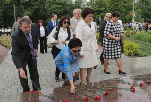 Делегации из России, Латвии и Казахстана приняли участие в возложении цветов к мемориалу памяти.