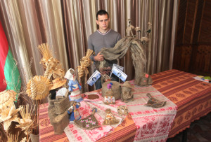 Ведущий агроном Ю. Губанов демонстрирует продукцию предприятия и изделия из верхнедвинского льноволокна. 