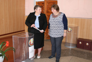 Слева направо: секретарь участковой избирательной комиссии Н. Кишкович и Т. Гончаронок.