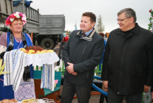 Кірмаш наведалі старшыня райвыканкама І. І. Марковіч і першы намеснік старшыні, начальнік упраўлення сельскай гаспадаркі і харчавання У. У. Быкаў, якіх гасцінна сустракалі на сельскіх падвор'ях.