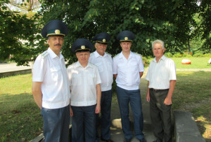 А. И. Грицкевич (справа) с сотрудниками таможни.
