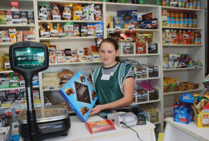 В Волынцах недавно открылся магазин «Авоська» ИП Дарьи Стайновой. За прилавком - продавец Полина Юхновская.