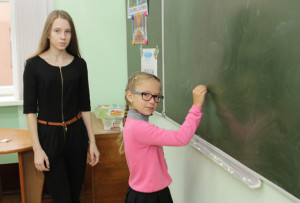 Ученица 2 «А» класса Яна Лапушинская (справа) с удовольствием выполняет задания учителя-дублёра Ольги Киселевич.