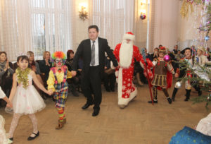 Руководитель района И. И. Маркович  с детьми на новогоднем утреннике в СШ № 2.