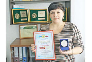 Наталья Кащаева с наградами   выставки «Продэкспо-2017».