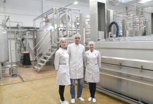 Справа налево: начальник цеха по производству сыров Светлана Хадунькина, старший мастер Алексей Казаченок и инженер-технолог Ольга Бакал у новой линии. 
