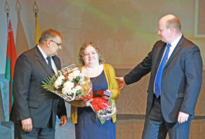 В. В. Быков и М. П. Гумненков поздравляют с наградой С. П. Судакову.