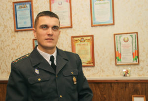 Капитан милиции С. Б. Анисько добросовестно работает на важном участке - он является инспектором уголовно-исполнительной инспекции РОВД.