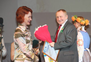 С. В. Яковлева вручает награду В. П. Григо.