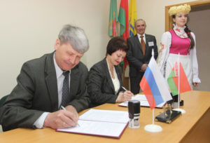 Договор о сотрудничестве подписывают  В. Г. Полукеев и И. Ф. Козел. 
