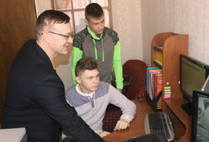 Инженер-программист ГРУПП ЖКХ Леонид Синькевич знакомит Дмитрия Германа и Павла Шука с особенностями своей работы.
